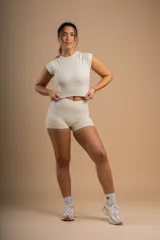 Short deportivo color crema, de tiro alto y calce ajustado.