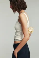 Camiseta sin mangas color amarillo pálido, de corte ajustado y cuello redondo.