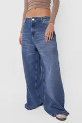 Pantalón de jean corte wide leg, color azul.