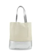 Bolso tipo tote bag color beige con base plateada, doble asa de hombro plateada y logo de la marca en el frente.