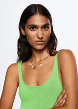 Top color salmón de tejido de punto fino con diseño entallado y crop. Tiene cuello escotado, tirantes anchos y terminaciones festoneadas.