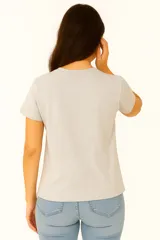 Remera negra de algodón con estampado frontal que dice 'OFFLINE CLUB 99' en blanco y rojo.