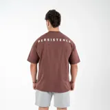 Remera marrón de algodón con estampado blanco en la espalda con la palabra "PERSISTENCE".