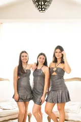 Vestido corto turquesa con escote halter y espalda descubierta. El cuello es alto y las tiras se atan en la nuca.
