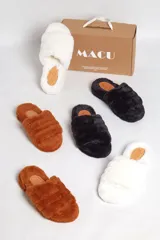 Pantuflas tipo slide forradas en piel sintética 100% poliéster, con base de goma de 4 cm.