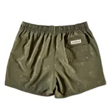 Short de baño para hombre color verde oliva con estampado de palmeras en blanco. Tiene elástico en la cintura, cordón ajustable, tres bolsillos (dos laterales y uno trasero), tela con 10% spandex de secado rápido y mesh hipoalergénico en el interior.