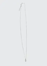 Collar plateado con cadena de eslabones finos y dije de corazón con una zirconia engarzada.