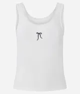 Musculosa de rib color blanco de la marca Blue Steel, con escote redondo ribeteado en encaje y detalle de moña negra bordada en el centro del pecho.