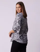 Blusa estampada de seda fría, marca Ruby Rd., con cuello redondo con aberturas y mangas 3/4 acampanadas.