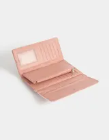 Billetera de cuerina bicolor, rosa claro y rosa viejo, con solapa con broche a presión y cierre trasero con tirador decorativo.
