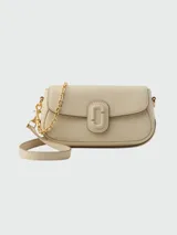 Bolso de hombro Marc Jacobs modelo The Clover, color rosa chicle, con correa fina al tono y cierre con el logo de la marca.
