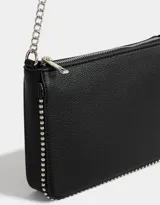 Bandolera negra de cuerina con correa de cadena metálica plateada y detalles de tachas plateadas en los bordes.