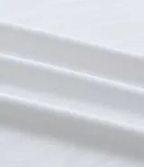 Remera deportiva gris con cuello redondo, mangas cortas, estampa heat print y detalle en los hombros. Confeccionada en tejido de malla con tecnología Dry.