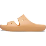 Sandalias Crocs Classic color beige con dos tiras superiores y orificios para charms Jibbitz.