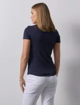 Remera azul marino de modal, marca Tahari, con cuello redondo a la base y mangas cortas.
