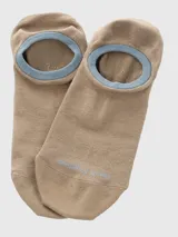 Calcetín invisible de hombre, color beige (stone), con borde superior ribeteado en azul claro.