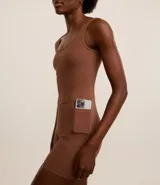 Enterito deportivo marrón de microfibra sin estampa, con breteles anchos.