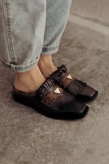 Zueco de cuero color crudo con detalle de flecos y pieza central en cuero snake.