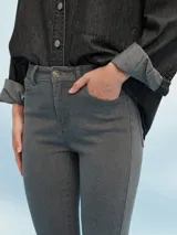 Jean skinny de tiro alto color azul.