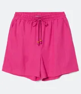 Short de lino color fucsia con cintura elástica y lazo ajustable.
