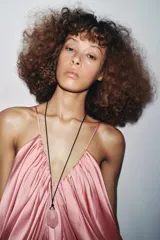Collar con cordón de cuero negro ajustable y dije de cuarzo rosa.