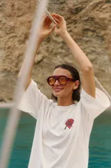 Remerón blanco de algodón con estampa de brújula con un corazón rojo en el centro, la frase "Mystical Voyage" y la firma "By Renée".