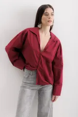 Camisa blanca de algodón con cuello clásico, mangas largas con puños abotonados y bolsillo de parche en el frente.