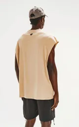 Remerón sin mangas color beige, con cuello redondo y corte extra oversize con hombros caídos.