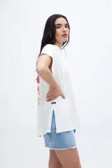 Musculosa lila con manguitas diferenciadas y tajos laterales. Estampado en pecho y espalda. Algodón lavado con textura extra suave. Calce oversize.