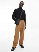 Sweater negro de cuello perkins confeccionado en lana merino extrafina. Tiene cuello, puños y bajo de canalé.