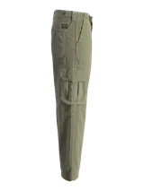 Pantalón cargo de pierna ancha color verde oliva, con tiro medio alto. Cuenta con bolsillos delanteros, traseros y laterales con solapa y botón, cierre con cremallera y puños doblados.