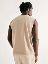 Musculosa beige de corte recto y cuello redondo.