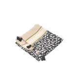 Pashmina negra con estampado de hojas en color gris claro y terminaciones con flecos.