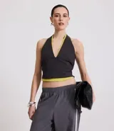 Blusa corta de bengalina negra con frente único, breteles anchos, recorte en el busto y cierre con botones en el cuello.