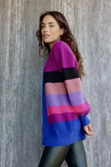 Saco de punto multicolor con rayas horizontales en tonos naranja, violeta, beige y marrón. Diseño holgado y mangas largas.