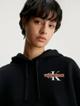 Buzo negro de corte relaxed, con capucha ajustable con cordón, puños y bajo acanalados. Presenta un logo de Calvin Klein Jeans estampado en el pecho.