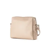 Bandolera color taupe de símil cuero con acceso con cierre y herrajes plateados. Tiene un bolsillo interno con cierre y dos bolsillos externos abiertos y uno con cierre. La correa es regulable y el interior es de tela de algodón y poliéster. Tiene el logo de XL Extra Large grabado.