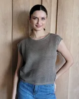 Musculosa de punto color verde claro, con cuello redondo y sisas anchas.