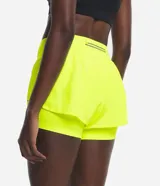 Bermuda deportiva de microfibra color blanco, corte runner con cintura elástica y forro interno.