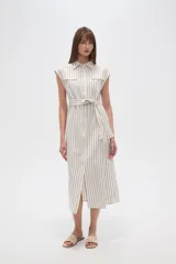 Vestido midi de algodón a rayas verticales en tonos beige y gris, con cuello camisero, mangas cortas y cinturón del mismo tejido.