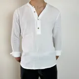 Camisa negra de muselina con cuello mao y tres botones.