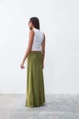 Falda larga de satén color verde oliva, de corte al bies y cintura elástica.