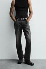 Pantalón de jean celeste de corte flare, con cinco bolsillos, efecto lavado y bajo con acabado irregular.