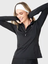 Buzo deportivo negro de tela suave y delgada con medio cierre frontal, mangas largas con orificios para los pulgares y logo estampado en el pecho.