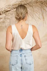 Musculosa color crema de satén, corte en A y bretel ancho.