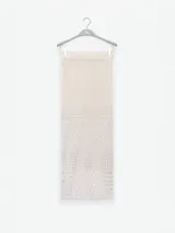 Falda larga color crema, tejida con diseño calado y corte en la parte trasera.