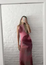 Vestido midi al cuerpo de microtul con estampado difuminado en tonos rosados.