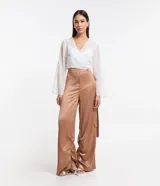 Blusa cropped de chiffon color blanco, con escote en V cruzado, mangas largas acampanadas y lazo en la espalda.