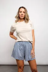 Short de tiro alto a rayas verticales rosas y blancas con elástico en la cintura y bolsillos laterales.