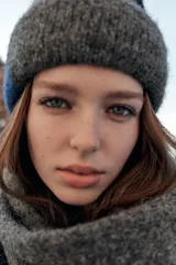 Gorro tipo beanie tejido con alpaca, con diseño de bloques de color en gris, azul y azul marino.